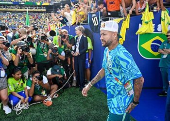 Neymar fica fora do Brasil após pronunciamento sobre pensão dos filhos