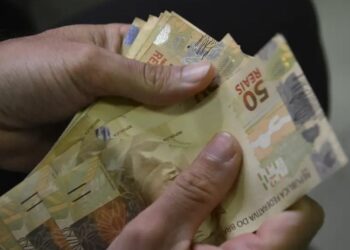 Homem abandona salário fixo, vai morar no mato e diz que nunca teve tanta tranquilidade