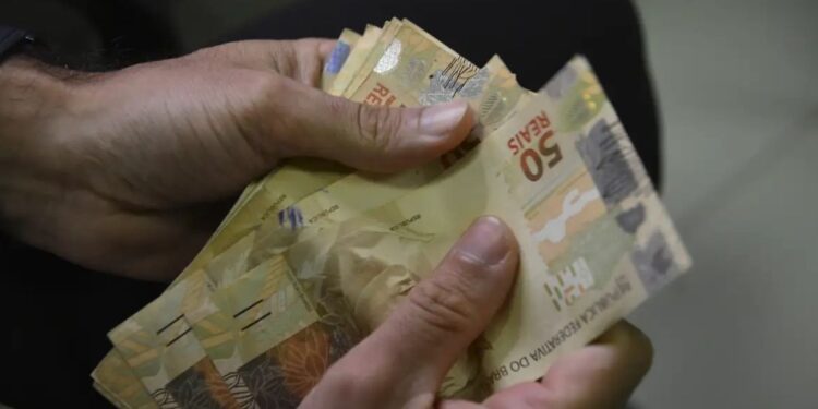 Homem abandona salário fixo, vai morar no mato e diz que nunca teve tanta tranquilidade