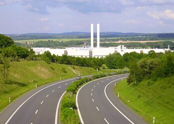 Volkswagen ameaça fechar 4 fábricas enquanto corta milhares de empregos