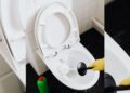 Técnica simples remove manchas antigas do vaso sanitário sem precisar recorrer a produtos abrasivos
