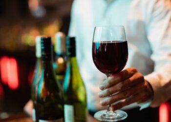 Cientistas descobrem efeito inesperado do vinho no organismo após algumas semanas de consumo