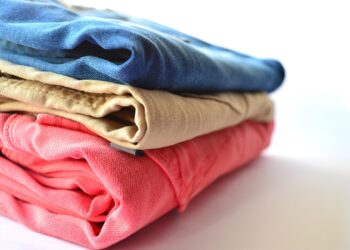 Tendência voltou pantalonas coloridas ganham