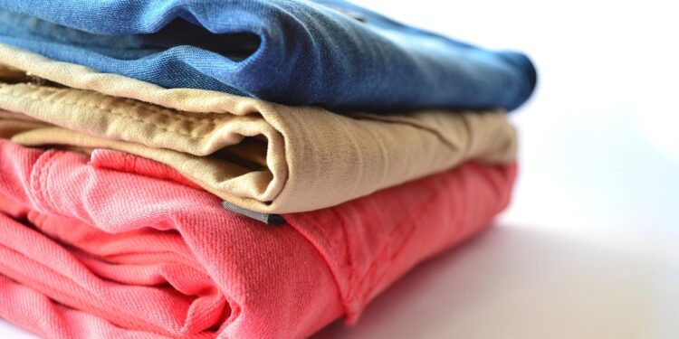 Tendência voltou pantalonas coloridas ganham