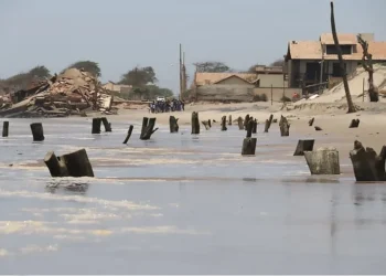 Cidade brasileira é engolida pelo mar enquanto casas desaparecem na faixa de areia