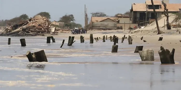 Cidade brasileira é engolida pelo mar enquanto casas desaparecem na faixa de areia