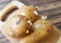 O erro que muita gente comete na cozinha faz as batatas brotarem mais rápido