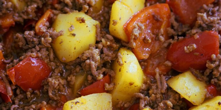 Carne moída batata vira almoço