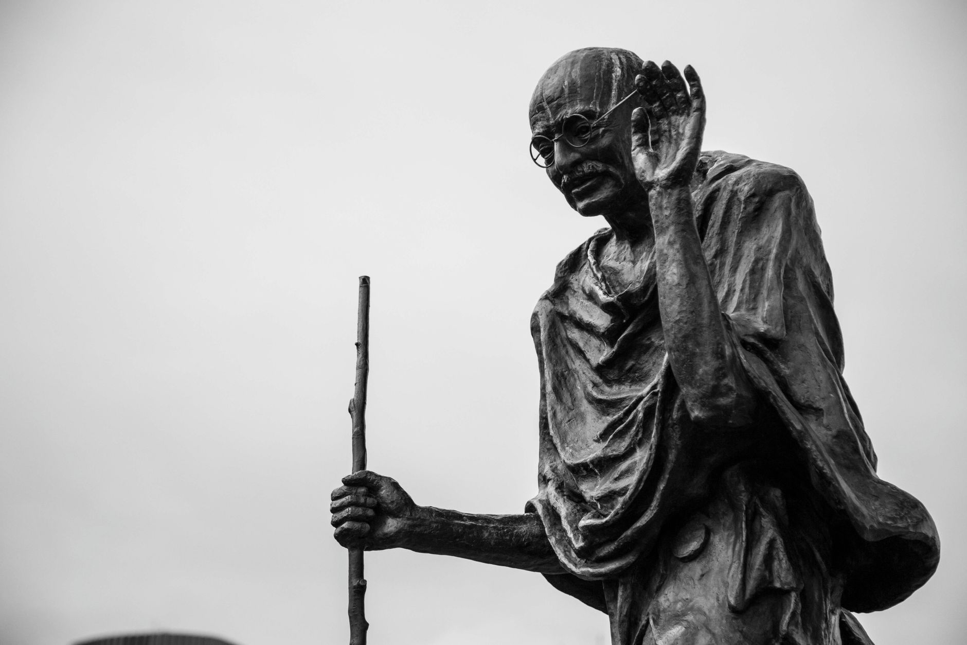 Imagem monocromática da estátua de Mahatma Gandhi em São Francisco.