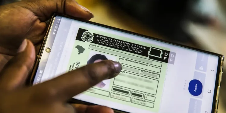 CNH do Brasil permite guardar documentos, consultar multas e contestar pedágios pelo celular