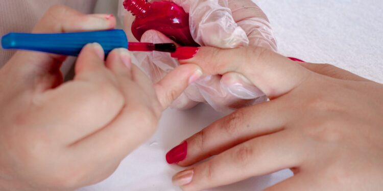 Especialistas explicam evitar esmalte saia