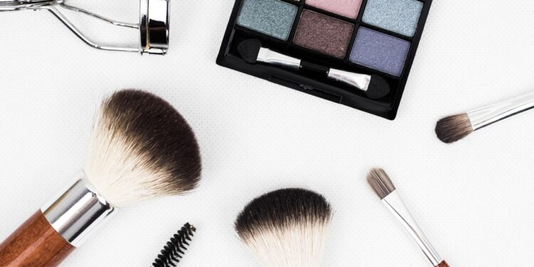 Detalhes maquiagem cabelo unhas apareceram