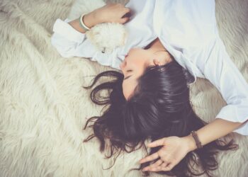 Falar enquanto dorme indica problema