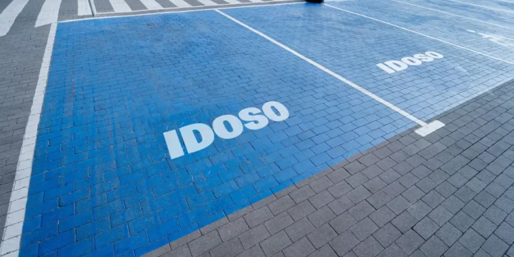Novo direito para pessoas com 60 anos ou mais começa a valer para motoristas e passageiros