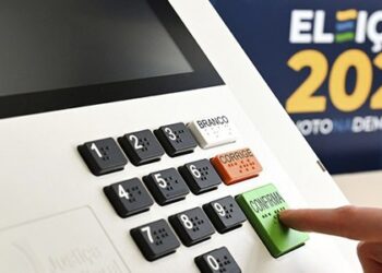 Brasileiros que cumprem este requisito podem ganhar dinheiro tentando hackear a urna eletrônica