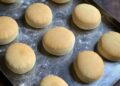 Pãezinhos argentinos ficam fofinhos por dentro com receita simples que leva apenas 500 g de farinha