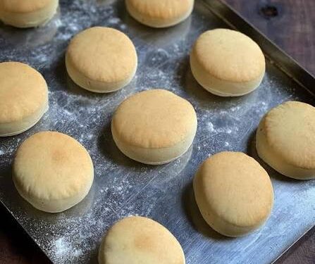 Pãezinhos argentinos ficam fofinhos por dentro com receita simples que leva apenas 500 g de farinha
