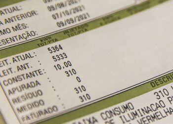 Jovem transforma água eletricidade cria