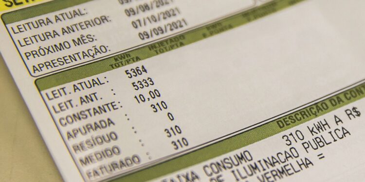 Jovem transforma água eletricidade cria
