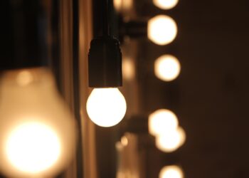 Lâmpada led continua meio acesa