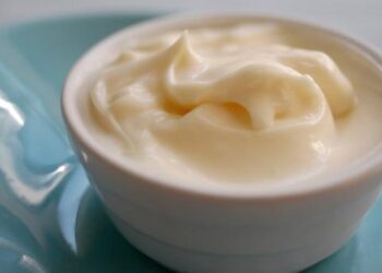 Maionese sem ovo fica cremosa em poucos minutos com um truque simples no liquidificador