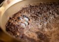Mistura borra café bicarbonato serve
