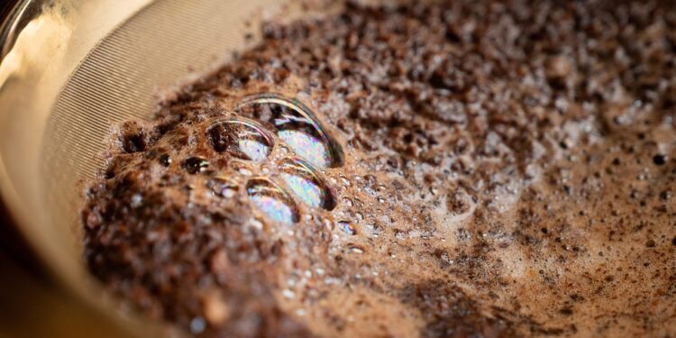 Mistura borra café bicarbonato serve