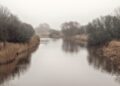 Morador aproveita correnteza rio construir