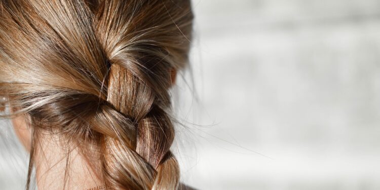 Nutricionista alerta queda cabelo causada