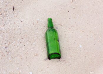 Destino mil garrafas recolhidas praias