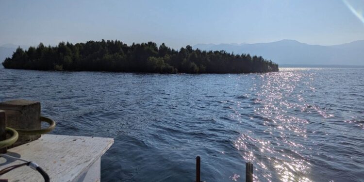 Mistério ilha surge lago canadá