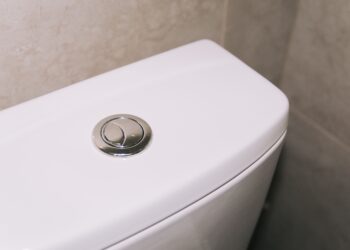 Fechar a tampa do vaso não impede completamente a dispersão de partículas durante a descarga