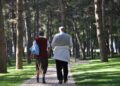 A atividade que parece simples durante uma caminhada pode ajudar a revelar problemas cognitivos em idosos
