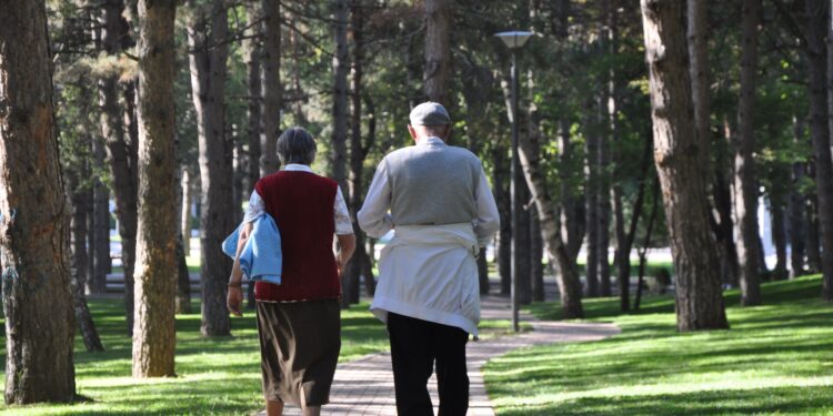 A atividade que parece simples durante uma caminhada pode ajudar a revelar problemas cognitivos em idosos