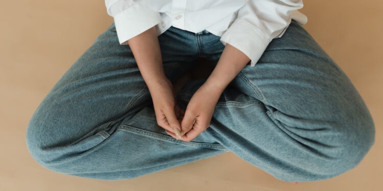 Por que algumas pessoas não conseguem levantar do chão sem usar as mãos