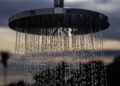 Adeus ao chuveiro elétrico? Sistema com garrafas PET usa o calor do sol para aquecer a água do banho