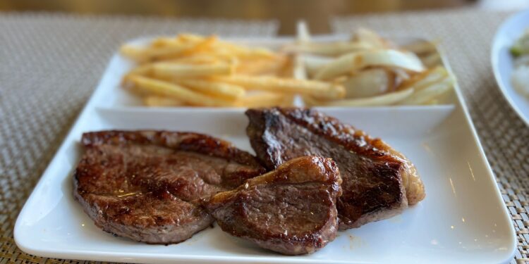 Chefs revelam o truque para fazer um bife grelhado perfeito sem untar a frigideira