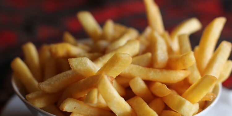 Nem toda batata congelada fica igual na air fryer e teste mostra qual delas mais vale a pena