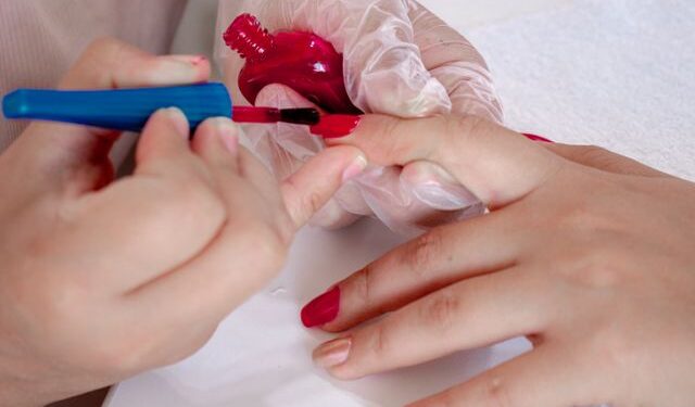 Esmalte começa a descascar pelas pontas? Este truque simples pode prolongar a duração da manicure