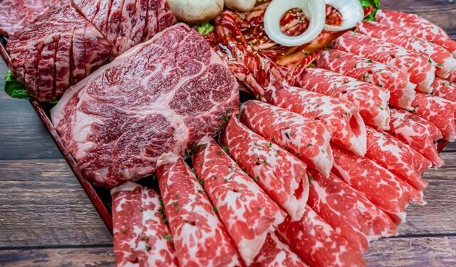 Bandejas de carne têm cores diferentes por um motivo, mas isso não significa o que muita gente imagina