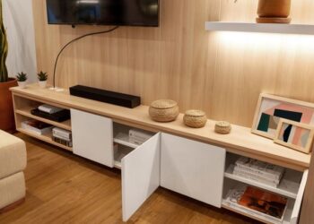Rack de marcenaria transforma a sala com soluções que parecem planejadas