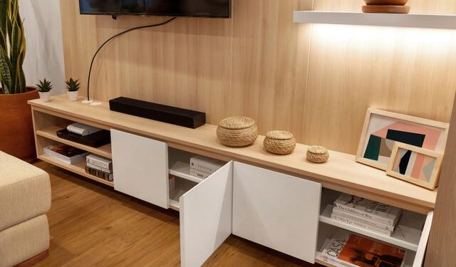 Rack de marcenaria transforma a sala com soluções que parecem planejadas