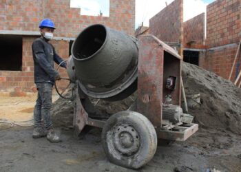 O que acontece se você misturar detergente com concreto? Veja truque antigo de pedreiros