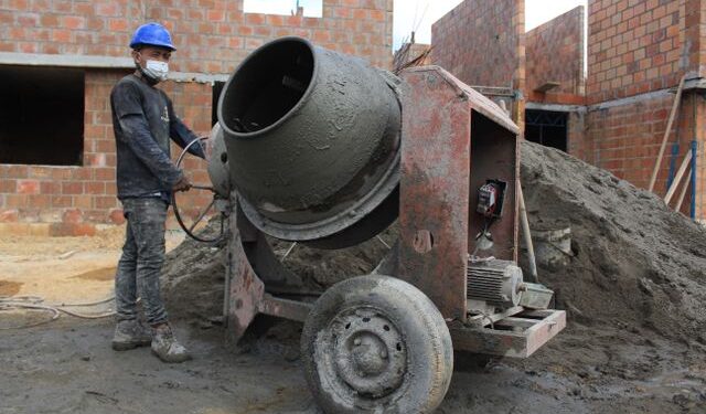 O que acontece se você misturar detergente com concreto? Veja truque antigo de pedreiros