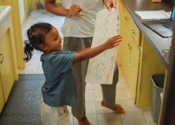 Medalhas e desenhos dos filhos na geladeira podem dizer mais sobre a família do que parece