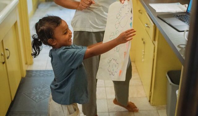 Medalhas e desenhos dos filhos na geladeira podem dizer mais sobre a família do que parece