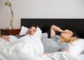 Você acorda cansado mesmo dormindo a noite toda? O ronco do parceiro pode ser parte do problema