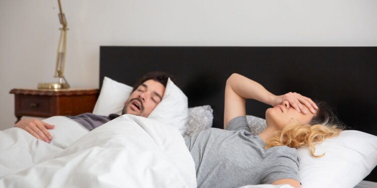 Você acorda cansado mesmo dormindo a noite toda? O ronco do parceiro pode ser parte do problema