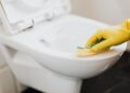 O que colocar no vaso sanitário antes de dormir para ajudar a eliminar manchas de calcário