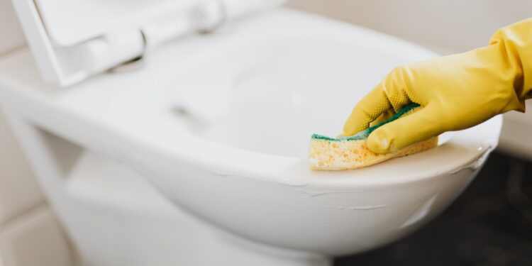 O que colocar no vaso sanitário antes de dormir para ajudar a eliminar manchas de calcário